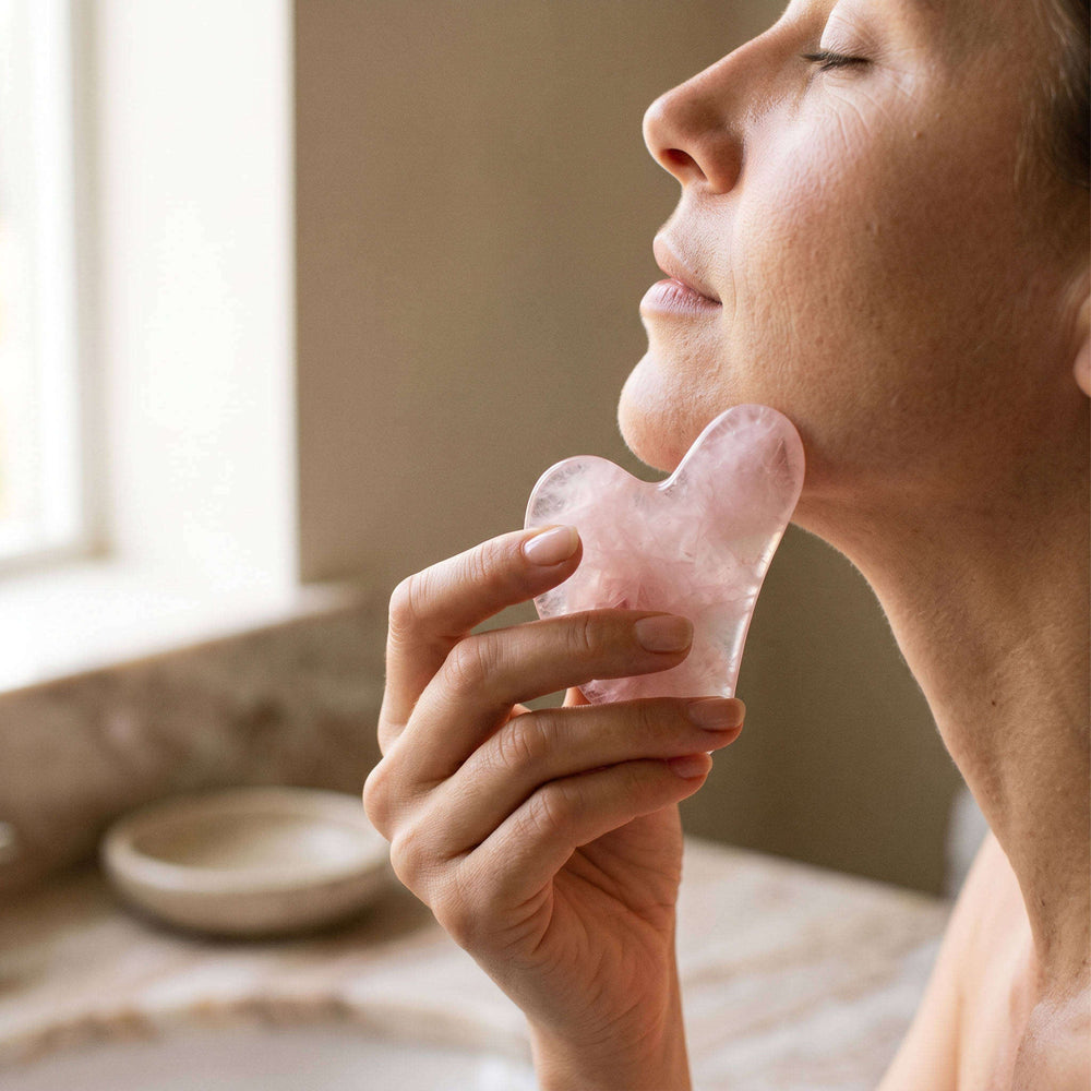 Rouleau de Massage Visage en Pierre Naturelle et Outil Gua Sha – Rituel de Soin Ancestral